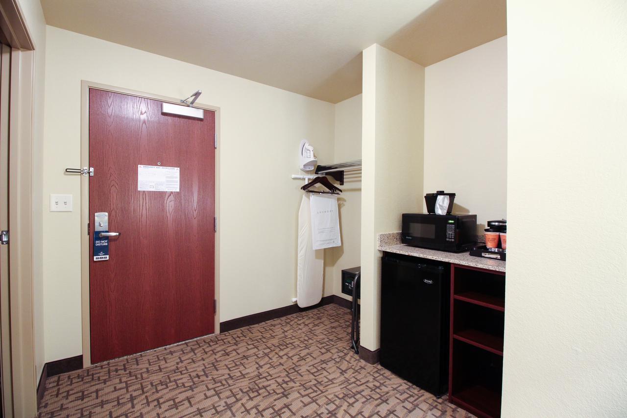 Cobblestone Hotel & Suites - Devils Lake Exterior photo