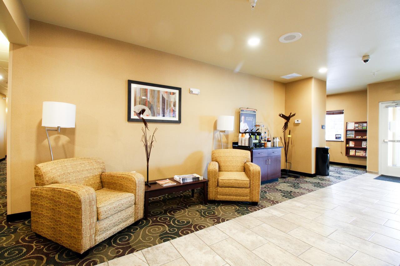 Cobblestone Hotel & Suites - Devils Lake Exterior photo