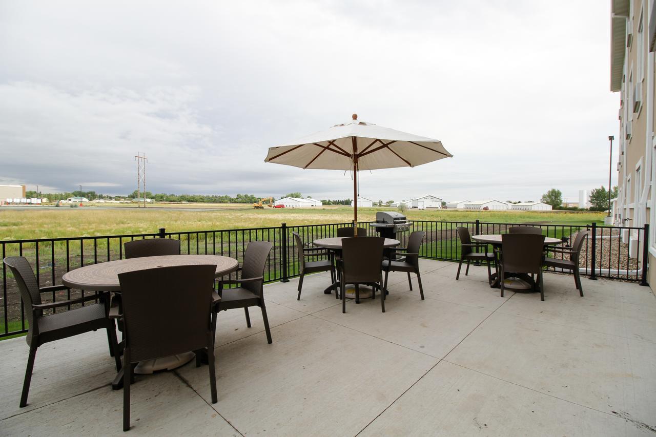 Cobblestone Hotel & Suites - Devils Lake Exterior photo