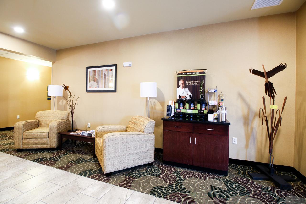 Cobblestone Hotel & Suites - Devils Lake Exterior photo
