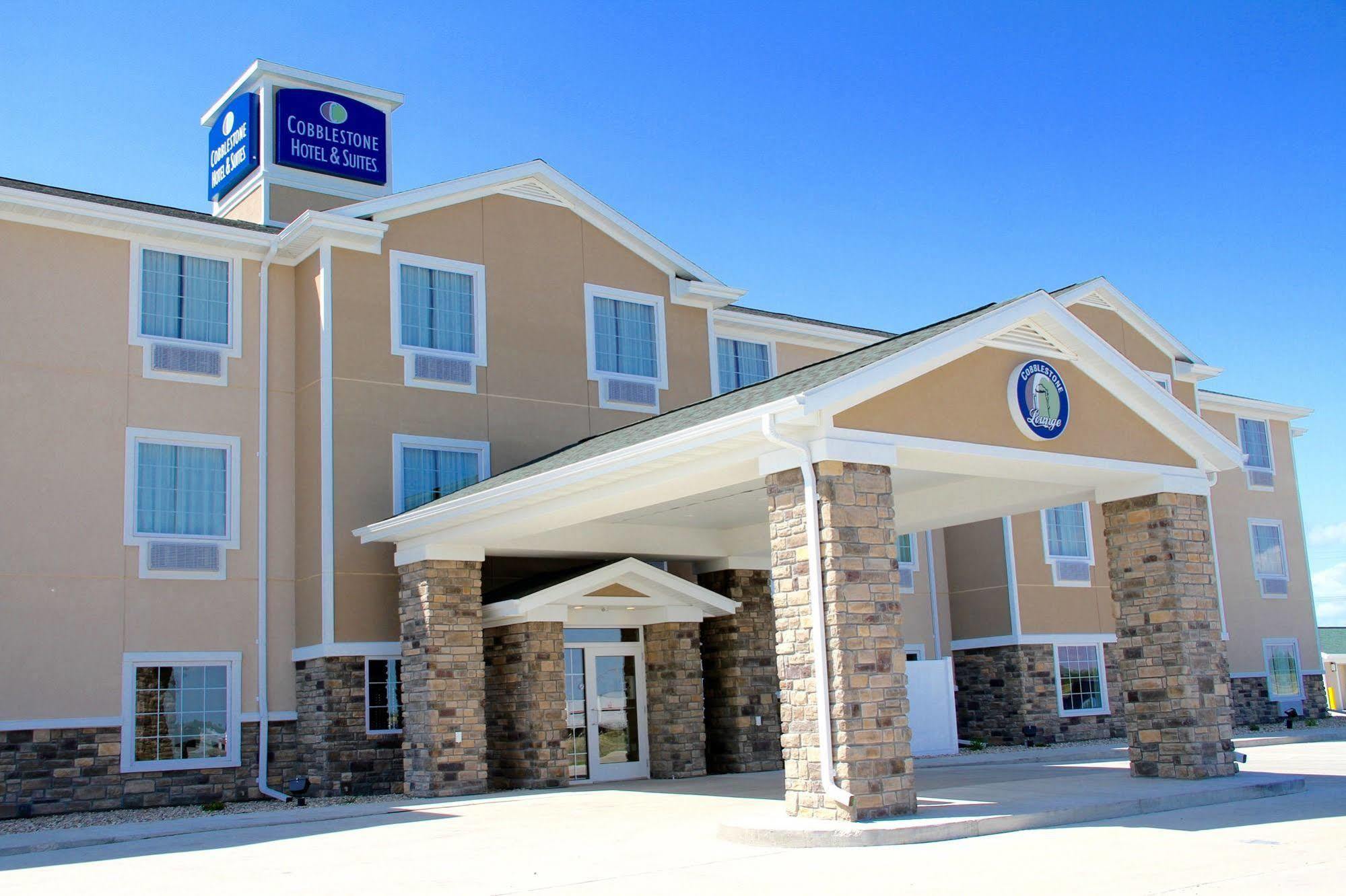 Cobblestone Hotel & Suites - Devils Lake Exterior photo