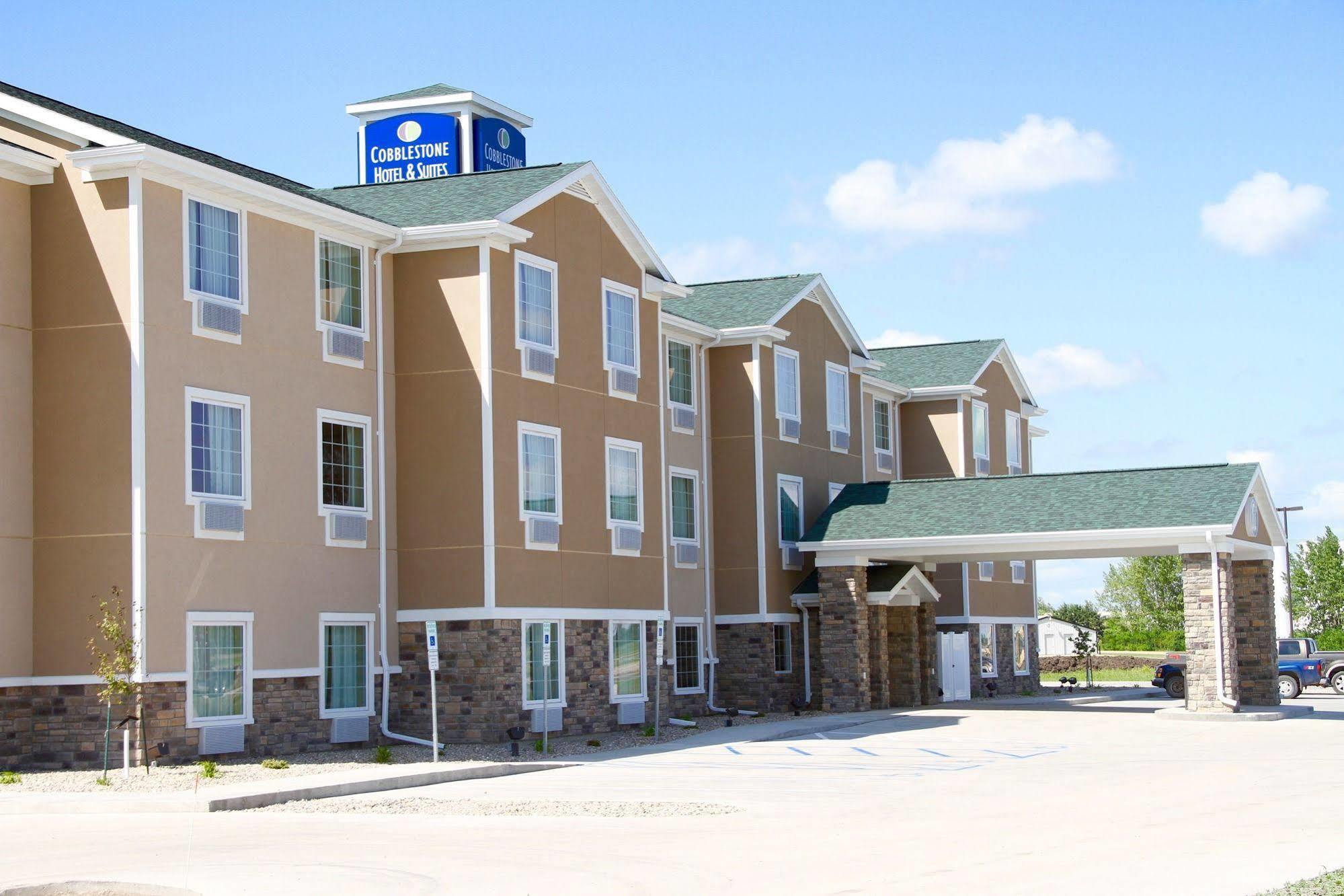 Cobblestone Hotel & Suites - Devils Lake Exterior photo