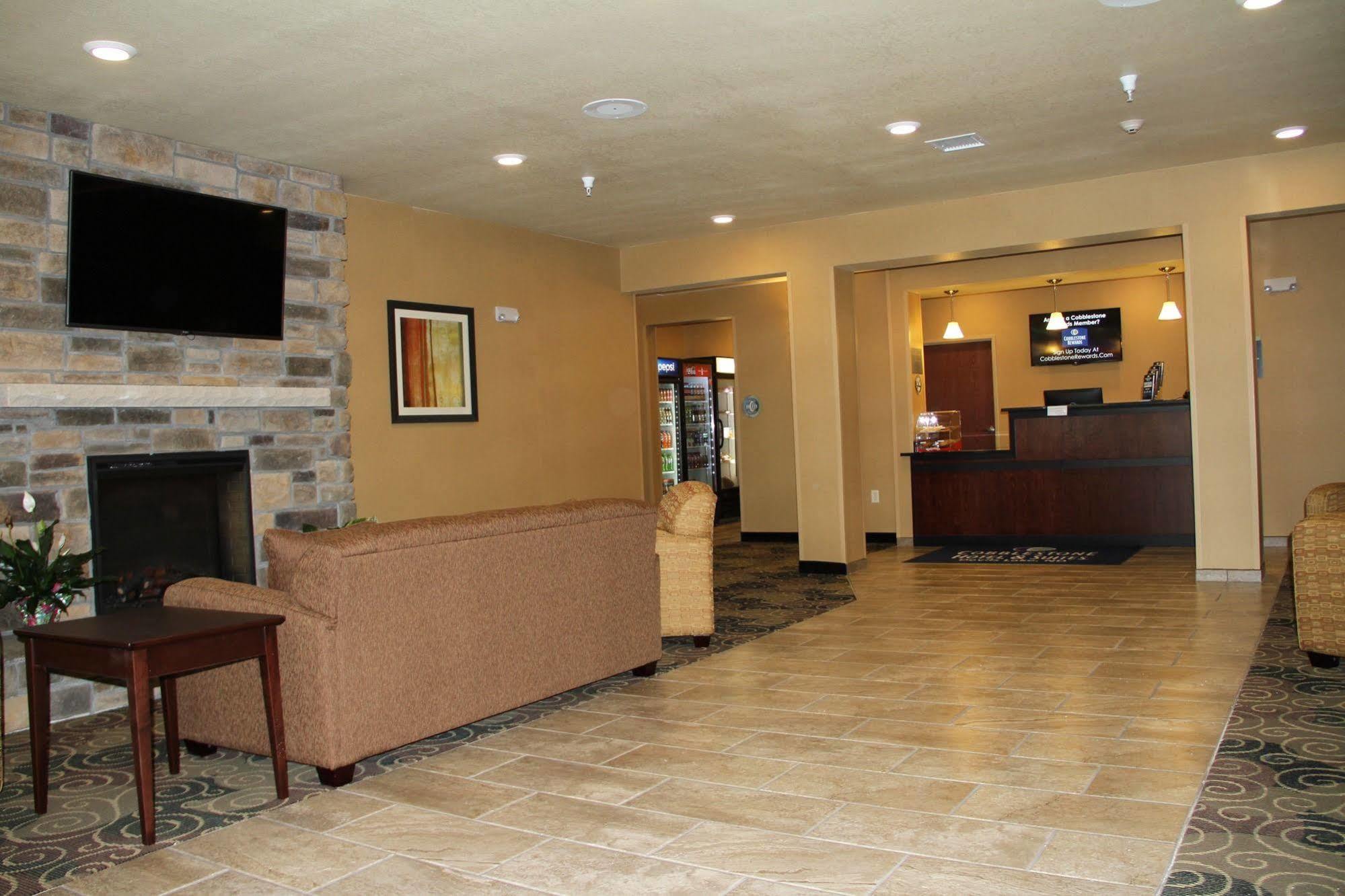 Cobblestone Hotel & Suites - Devils Lake Exterior photo
