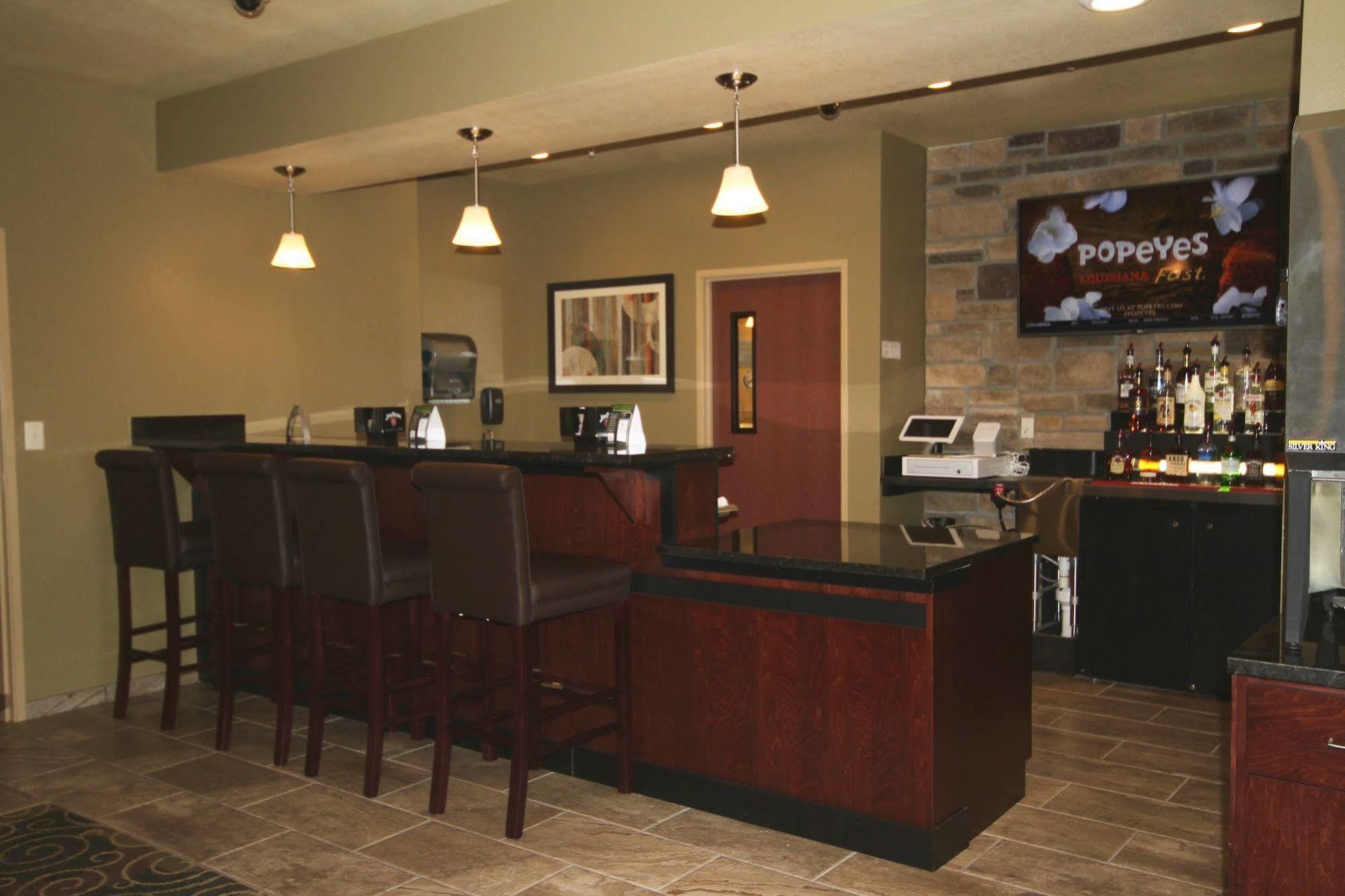 Cobblestone Hotel & Suites - Devils Lake Exterior photo
